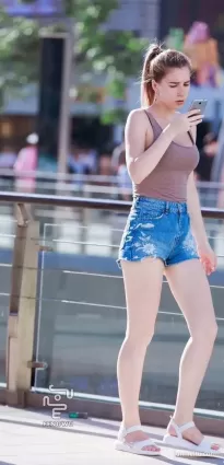 街拍藍色牛仔熱褲高挑長腿大白腿完美身材洋妞