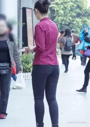 街拍清純豐腴高挑眼鏡氣質清新緊身褲女郎