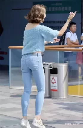 街拍美女 |緊身褲時尚年輕妹紙身材很好哦