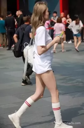 街拍高挑穿長襪白短褲雪白修長大白腿氣質苗條美女