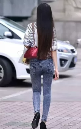 街拍高挑苗條牛仔褲好身材女郎背影