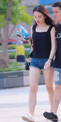 街拍藍色牛仔熱褲大白腿氣質漂亮翹女郎