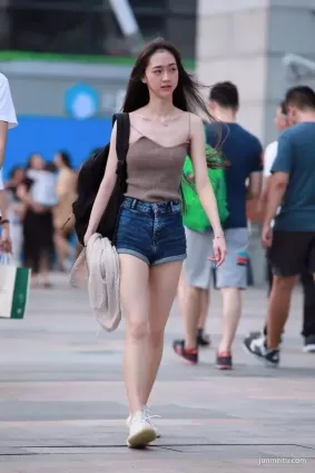街拍牛仔熱褲高挑苗條修長白皙玉腿氣質漂亮妹紙