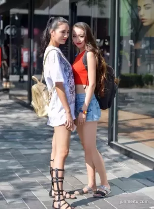 街拍兩個靓麗火辣白皙短褲妹紙