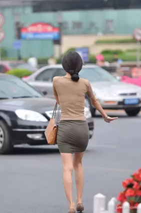 街拍高挑包臀裙女郎誘惑背影