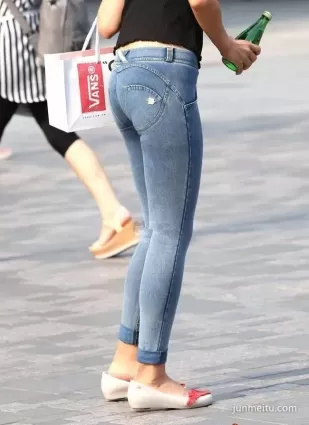 街拍緊身牛仔褲大長腿美女