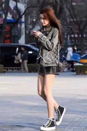 楚楚動人穿肉色絲 襪的性感俏麗長發姐姐