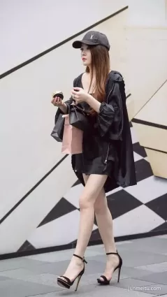 街拍時尚高挑白皙大長腿高跟鞋女郎