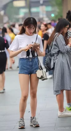 街拍高挑牛仔熱褲白皙苗條修長雙腿氣質漂亮年輕妹紙
