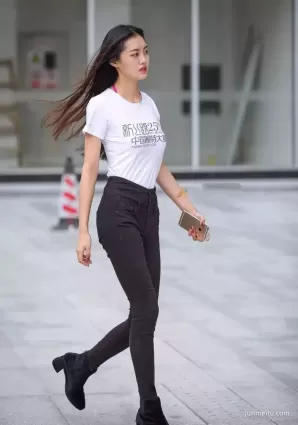 街拍黑色緊身牛仔褲高挑大長腿氣質模特