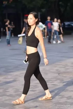 街拍  緊身黑皮褲少女，緊身運動褲少婦，你喜歡哪個？