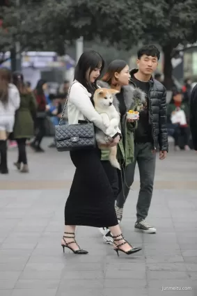 街拍穿黑色長裙，抱狗的可愛性感姐姐