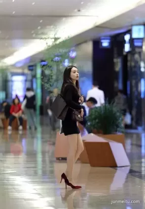 街拍妩媚動人，散發出内在氣質