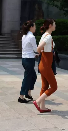街拍個性緊身背帶褲渾圓挺翹身材不錯的女郎