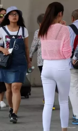 街拍白色緊身褲修長雙腿渾圓挺翹好身材氣質女郎背影