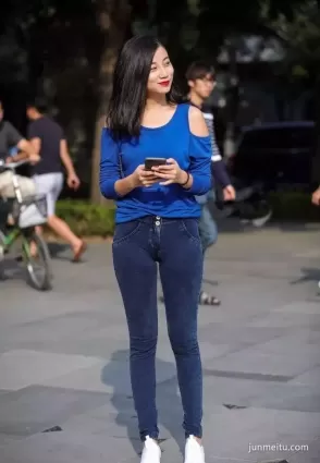 街拍牛仔緊身褲下的美好身材
