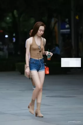 街拍高挑妹紙雪白如玉大長腿美爆了