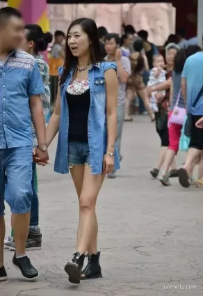 時尚街拍一身牛仔裝的時尚美女姐姐