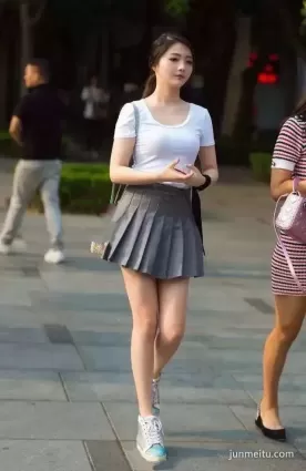 街拍高挑苗條白皙大長腿飽滿漂亮年輕妹紙