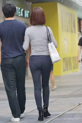 街拍氣質黑色緊身褲漂亮女郎