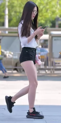 街拍高挑熱褲雪白如玉修長雙腿挺翹渾圓氣質漂亮眼鏡美女