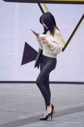 街拍緊身皮褲高挑時尚完美身材女郎