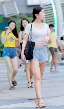 街拍牛仔熱褲雪白如玉大長腿高挑美女