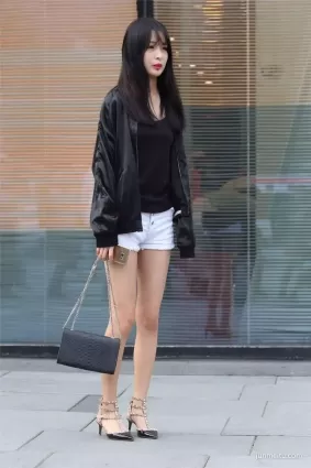 街拍高挑大長腿熱褲長發時尚年輕妹紙