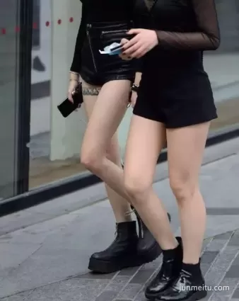 街拍美女 | 兩個時尚氣質大白腿妹紙與衆不同