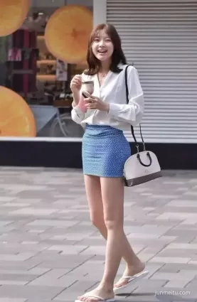 街拍高挑緊身超短包臀裙雪白修長雙腿氣質漂亮甜美妹紙
