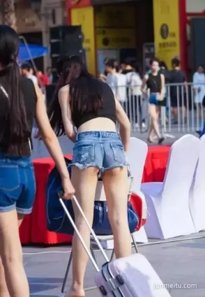 街拍美女 | 牛仔熱褲大白腿美女