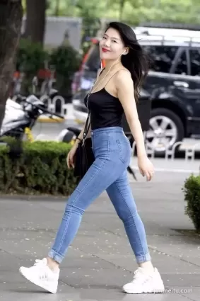 街拍笑得迷人的翹臀緊身牛仔褲性感美女
