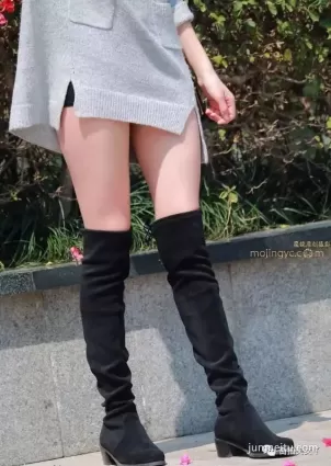 街拍,黑長筒靴與裙子間露出半截大白腿，真性感.