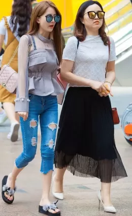 街拍破洞牛仔褲清新墨鏡苗條妹紙