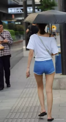 街拍牛仔熱褲修長腿好身材美女