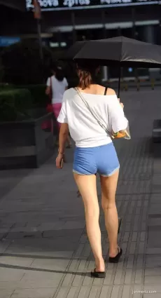 街拍可愛牛仔熱褲雪白如玉苗條修長雙腿挺翹好身材女郎