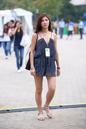 街拍個性時尚短裙豐腴氣質美女