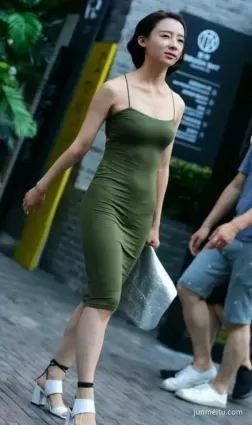 街拍 | 長裙美女氣質好容顔 香肩美背
