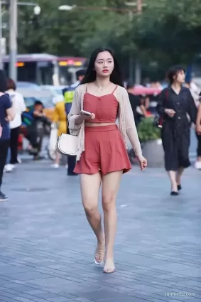 街拍時尚短裙豐腴大白腿露臍小蠻腰飽滿氣質優雅女郎