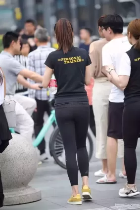 街拍清新苗條個高黑色緊身褲修長雙腿渾圓挺翹氣質美女