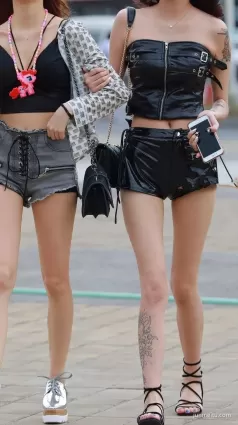 街拍高挑熱褲雪白如玉苗條修長雙腿露臍裝好身材姐妹花