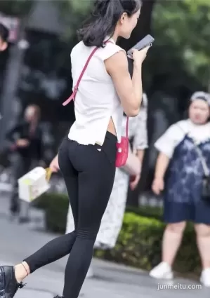 街拍高挑黑色緊身褲高挑大長腿挺翹渾圓小蠻腰氣質女郎