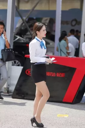 街拍包臀短裙，女業務員！