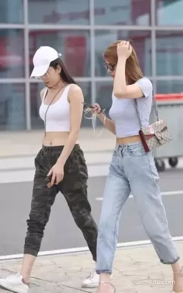街拍高挑長腿完美身材露臍裝肌膚白皙小蠻腰飽滿堅挺女郎