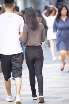 街拍緊身黑褲豐腴美臀氣質漂亮女郎