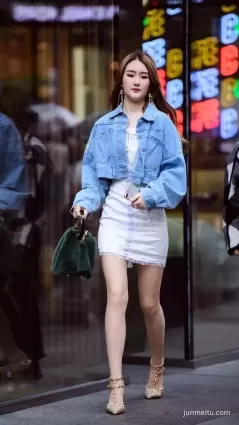 街拍白皙動人身姿逛街的時尚靓麗妹紙