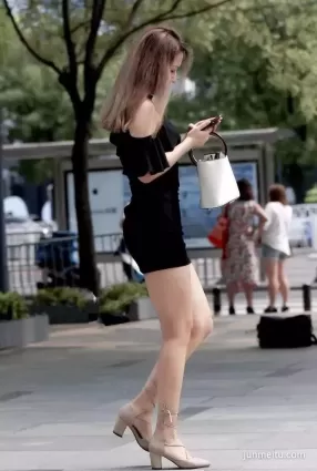 街拍包臀裙小蠻腰豐腴大長腿時尚女郎