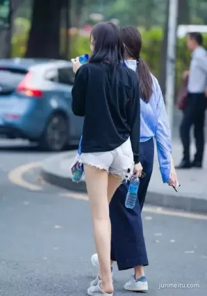 街拍高挑苗條大長腿牛仔熱褲漂亮妹紙
