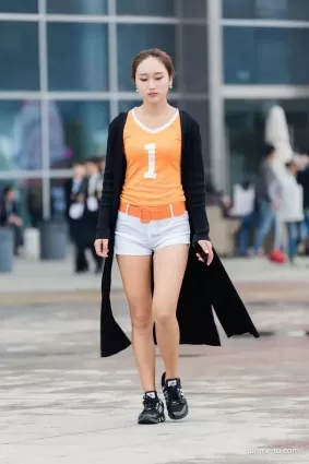 街拍穿運動鞋的健壯美女