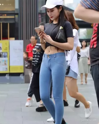 街拍緊身牛仔褲修長雙腿挺翹渾圓露臍裝小蠻腰氣質女郎